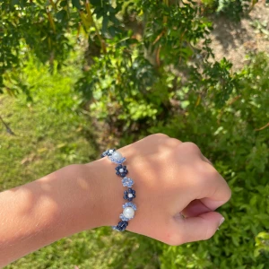 Armband - Fint armband med blommigt mönster i en bra kvalité och ett silverspänne Materialet ska inte rosta enkelt men man kan alltid undvika vatten💦  Först till kvarn  Köp genom att lägga prisförslag på de angivna priset Instabox🚚 Mät handled när du köper!