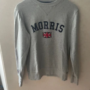 Stickad Morris tröja Grå - Snygg grå sweatshirt från Morris i bomull. Perfekt skick, storlek XS. Perfekt tröja tills lite senare kvällar kanske 🙌🙌🙌Hör av dig om du har några frågor. Pris är förhandlingsbart 
