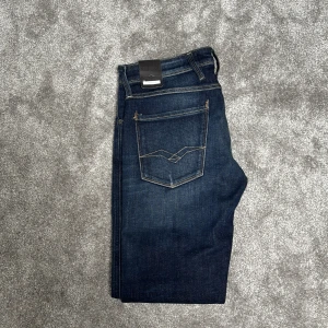 Replay Anbass Oanvända - Säljer ett par helt nya replay anbass. Skick: 10/10. Storlek W32 L32. Nypris: 1799kr. Sjuk snygg unik blå färg. Skriv vid funderingar!