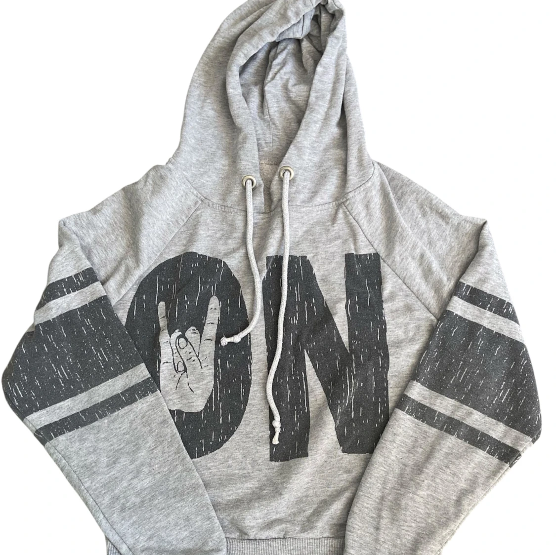 Grå hoodie med tryck och huva