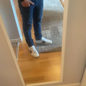 Replay Anbass jeans - Tja! Säljer dessa feta mörkblåa Replay Denim jeans med feta slitningar i modellen slim fit i storlek 28/30. Jeansen är i bra skick och skicket är 9/10 och har inga defekter. Kontakta mig gärna för frågor eller bilder!