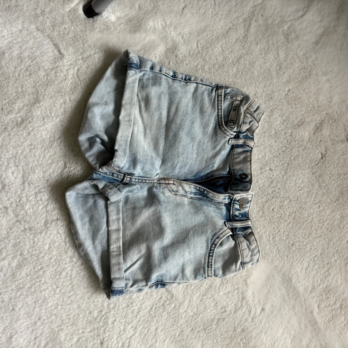 Ljusblå jeansshorts med uppvik