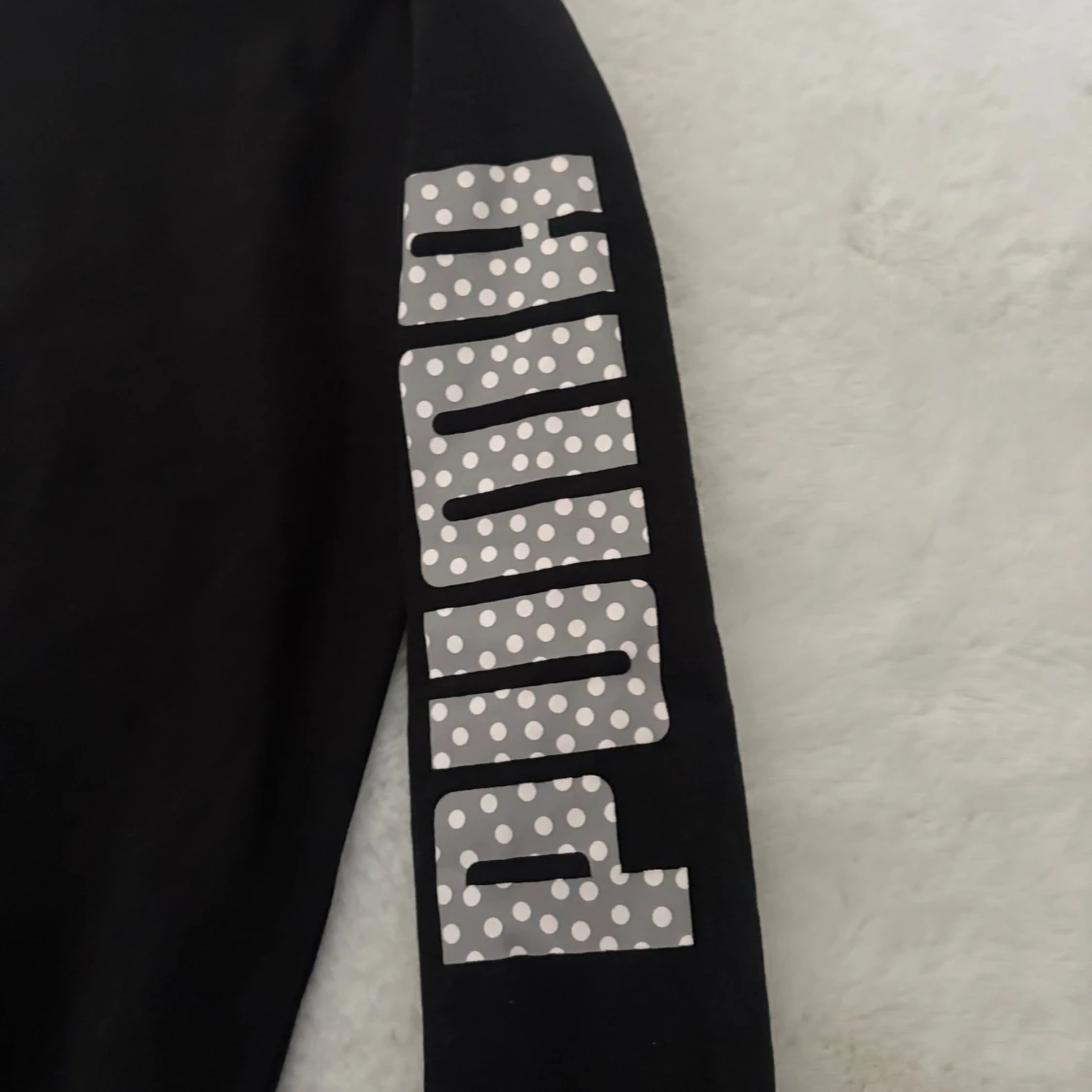 Svart sweatshirt från Puma med tryck - 1