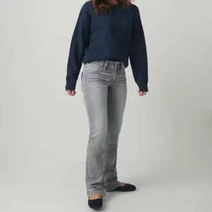 Grå bootcut jeans från Gina Tricot - Grå jeans från Gina Tricot i bootcut-modell. Jeansen har låg midja med snygga detaljer på bakfickorna. I stolek 158 men passar även 32-34. Endast använda några få gånger 🤗