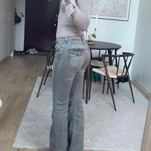 Bootcut jeans  - Bootcut jeans från gina tricot. Knappt använda köpte för ungefär ett år sen❤️