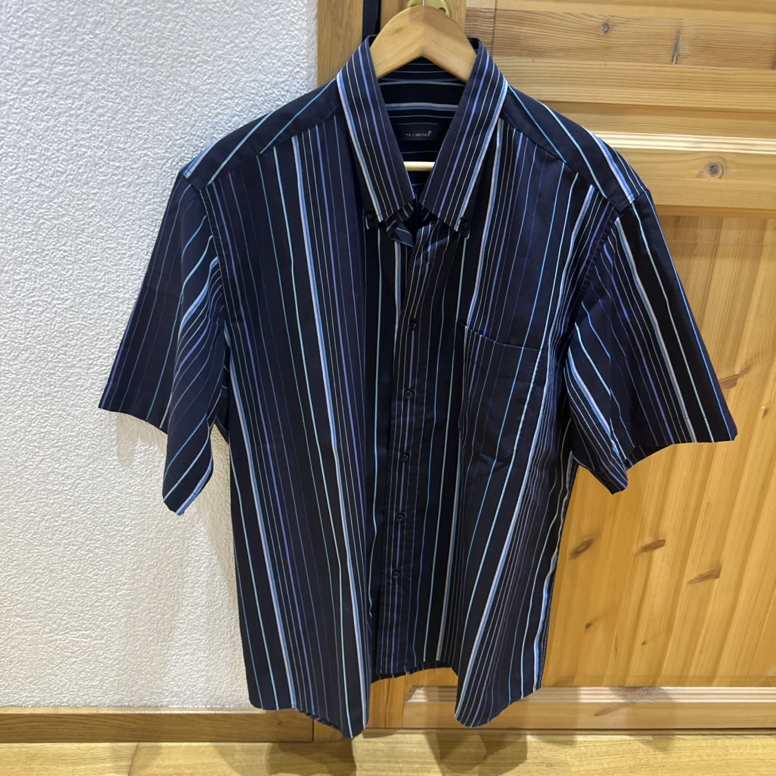 Mörkblå randig kortärmad skjorta