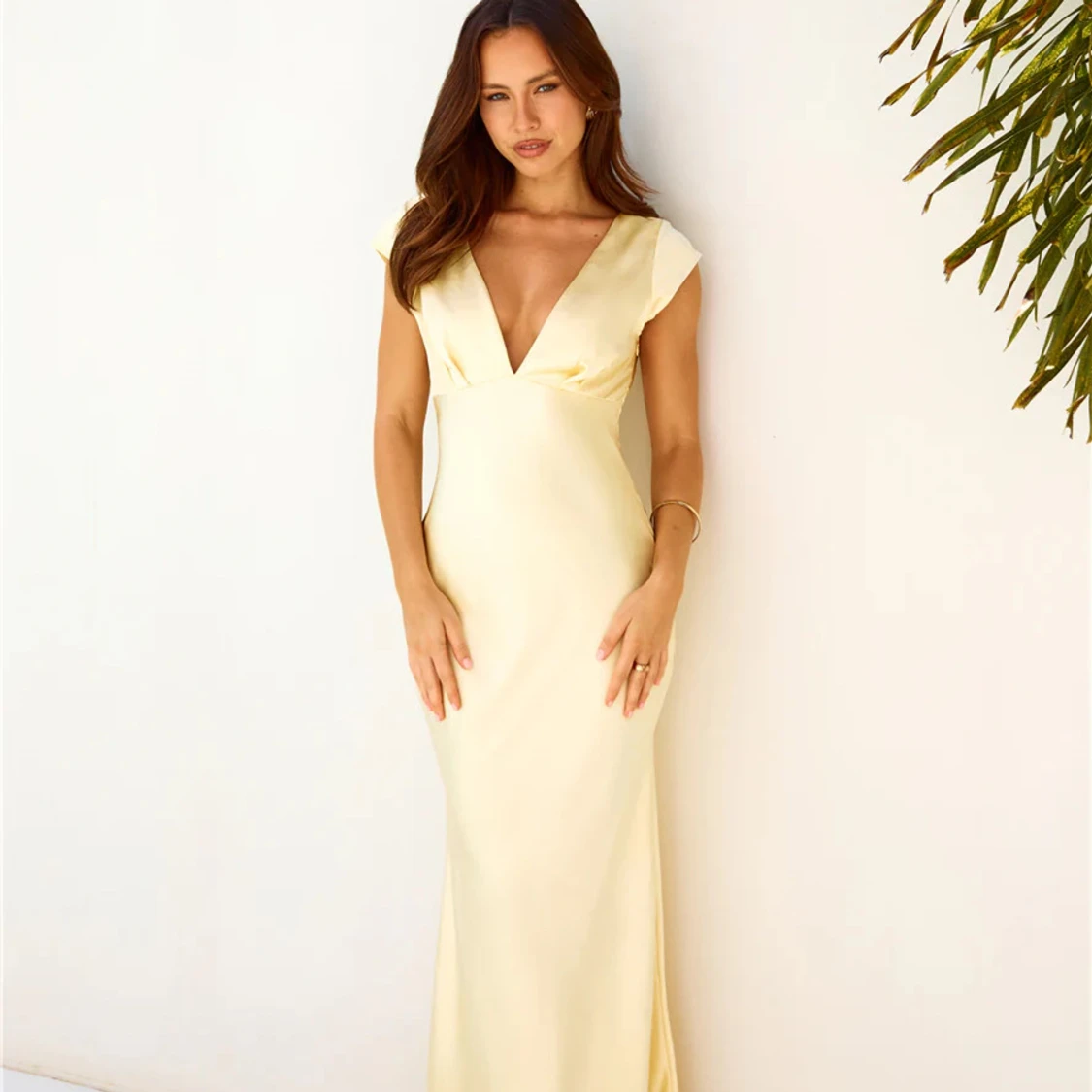 Ljusgul långklänning med öppen rygg strl S
