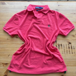 Rosa pikétröja Polo Ralph Lauren - Snygg rosa pikétröja från Polo Ralph Lauren i modellen The Earth Polo Custom Slim Fit. Grymt bra skick men priset går absolut att diskuteras