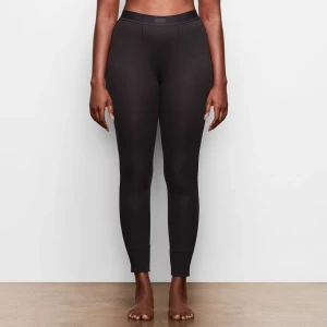 Svarta ribbade leggings från Skims - Sköna leggings från skims