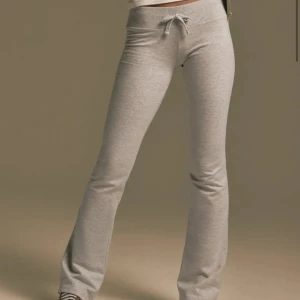 Cozy chill pants - Säljer mina Cozy chill pants i stl L från Nelly, använda ett par gånger men fortfarande i superbra skick! De är super sköna och funkar bra att ha även utanför hemmet :)
