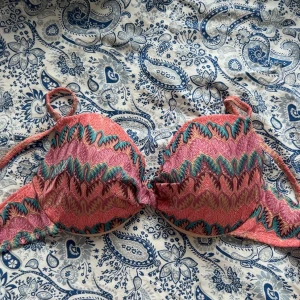 Söt bikiniöverdel  - Säljer en bikiniöverdel med färgstarkt sicksackmönster i rosa, turkos, lila och beige. Vet inte märke, skulle säga att storleken är XL. Fint skick, justerbara band och fint mönster! Inte använt av mig, köpt på Vinted. Skickar direkt vid köp 🥰