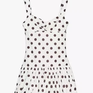 Vit prickig kortklänning Zara  - Säljer denna populära Zara klänning för har två likadana 😅lappen är kvar så ni nyskick 💗💗