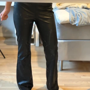 Svarta skinn byxor från Kappahl - Trendiga svarta skinnbyxor från Kappahl i storlek 158. Dessa bootcut-byxor är i mycket bra skick och endast använda tre gånger.                                                                        Pris kan diskuteras:)