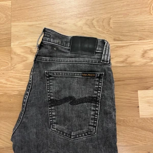 Nudie jeans - Tjena. Säljer dessa Nudie jeans i modell tight long john. Skicket är 8/10. Inga defekter men lite ur tvättade, enligt mig så blir dom bara snyggare. kan gå ner i pris vid snabb affär. Om ni har frågor är det bara o fråga. Storlek 30/32
