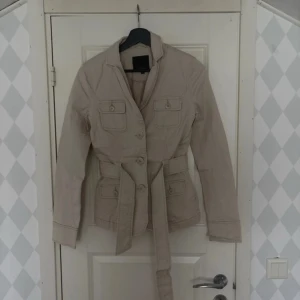 Amisu Trenchcoat  - Säljer denna då den inte längre används.  Pris går att diskuteras.