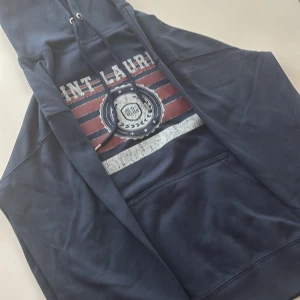 Saint Laurent hoodie. - Skick:9/10.  Äkta: ✅ (finns bevis).  Passar: Mellan S och M.  Defekter: Inga.  Priset: Ej spikat i sten.  Kom privat vid minsta lilla fråga och innan köp.  