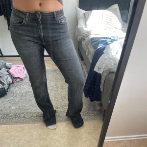 Bootcut Jeans - Hög-medel midjade jeansbyxor med slits, köpt på ONLY för några år sen men har aldrig använt, som nyskick utan prislapp, har inga defekter. Kontakta mig vid frågor💕😊