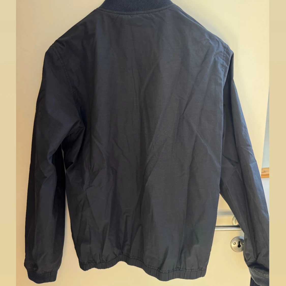 Mörkblå bomberjacka från Lyle & Scott - 1