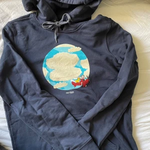 Mörkblå hoodie Paul Frank - Marinblå hoodie från Paul Frank med tryck. Fint skick, inga synliga defekter. Lite mindre i storleken. 
