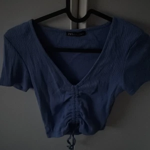 Blå croppad topp från Zara - Säljer denna blåa topp från Zara i storlek S. Kommer inte till användning.