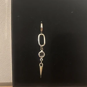 Silverörhänge - Ett silverörhänge som även finns att köpa i par så kolla mina andra annonser!