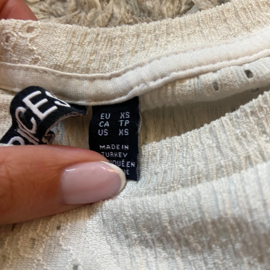 Vit blus med puffärm från Pieces - 2