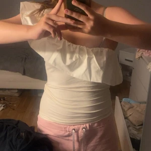One shoulder volang topp - Super gullig topp från ONLY som aldrig heller är använd! Kom privat för fler frågor eller bilder, priset diskuteras vid snabb affär (vill bara bli av med kläderna)💓💓