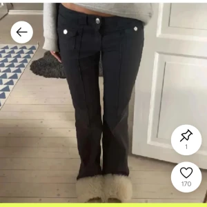  Skit snygga Svarta bootcut jeans från hm❤️ - Har bara använt 1 gång. Skriv om ni är intresserad ❤️❤️