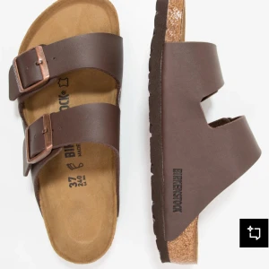 Bruna sandaler från Birkenstock - Klassiska bruna sandaler från Birkenstock med två. Knappt använda, storlek 38 men passar både mindre och större. Nypris ca 1050kr❤️