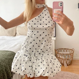 Prickig klänning - En såå somrig och fin prickig klänning som endast är använd en gång😘😘