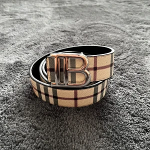 Burberry bälte  - Säljer ett riktigt snyggt bälte, helt ny och håltagare medföljer!