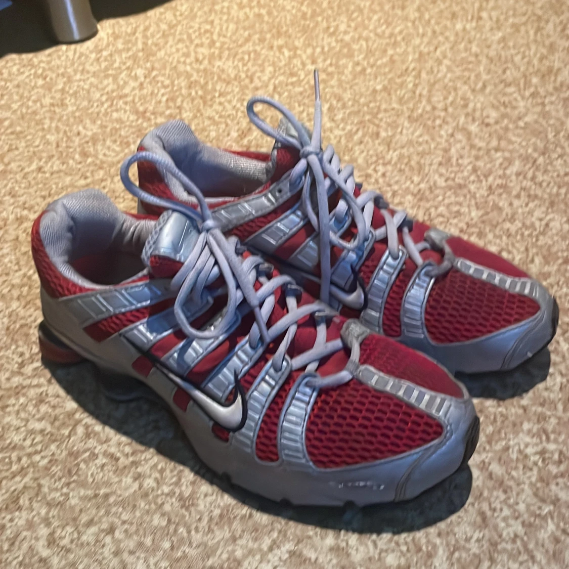 Nike sneakers i rött och silver - 2