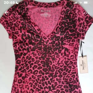 Leopard juicy topp - Sjukt snygg rosa leopard Juicy Couture t-shirt 😻V-formad me lite glitter vid brösten. Har använt den omkring 5 gånger, köpt här på plick för 1 år sen (1 o 2 bilden är lånad av förra ägaren). Inga defekter, den är äkta‼️😽