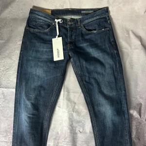 Dondup George jeans - Dondup George jeans storlek 35 passar 32/33 jeansen är i fint skick och använda fåtal gånger. | för att köpa, klicka ”köp nu”.