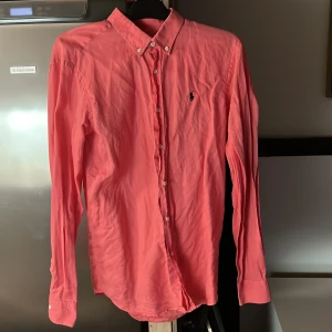 Rosa skjorta Polo Ralph Lauren L - Snygg rosa skjorta från Polo Ralph Lauren som är knappt använd. Strl L. Skicka pm vid funderingar🙌. Pris kan diskuteras vid snabb affär😁