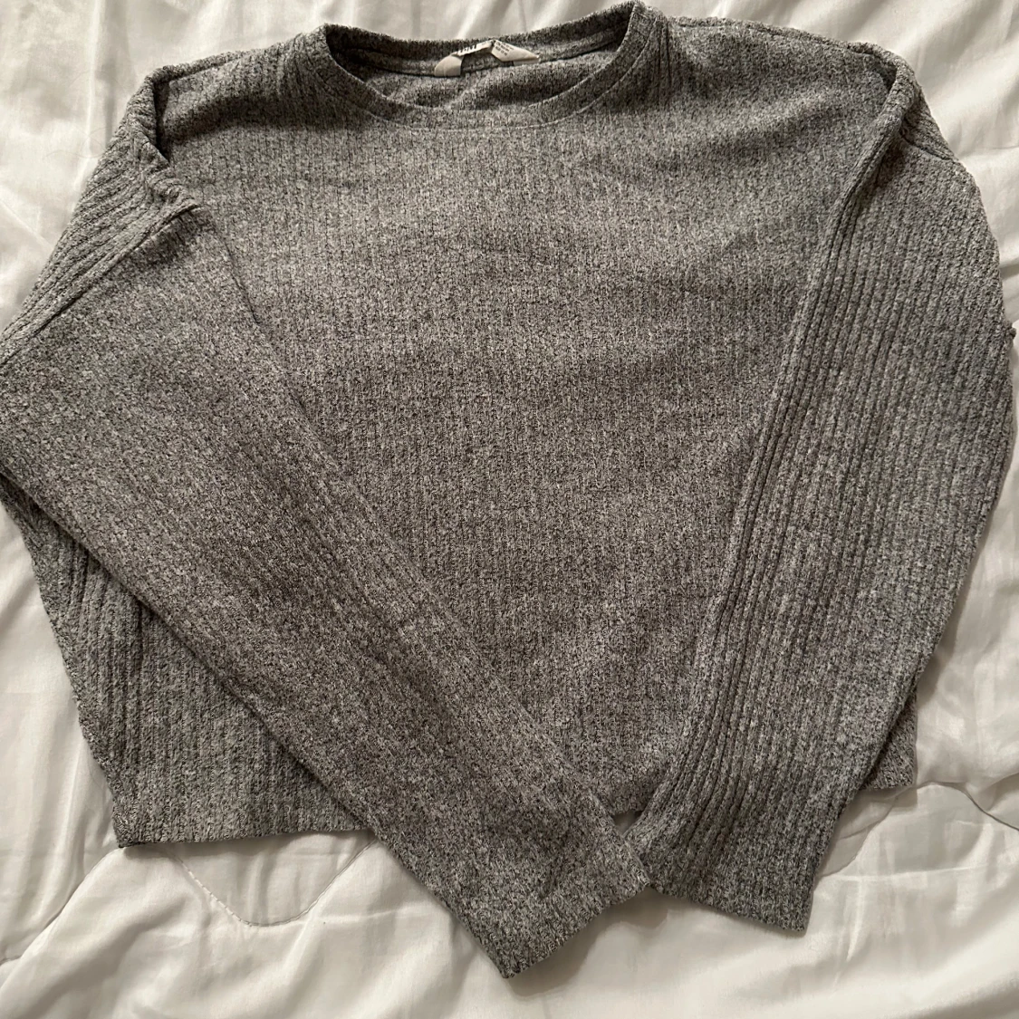 Grå ribbad stickad tröja