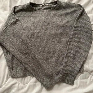 Grå ribbad stickad tröja - Mysig grå stickad tröja med ribbat mönster