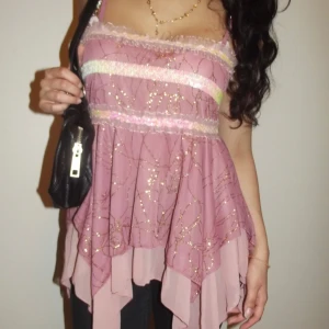 Vintage Rosa Topp - Vet inte storleken eller vilket märke det är, men här är måtten - Längd: 66cm , Byst: 68cm