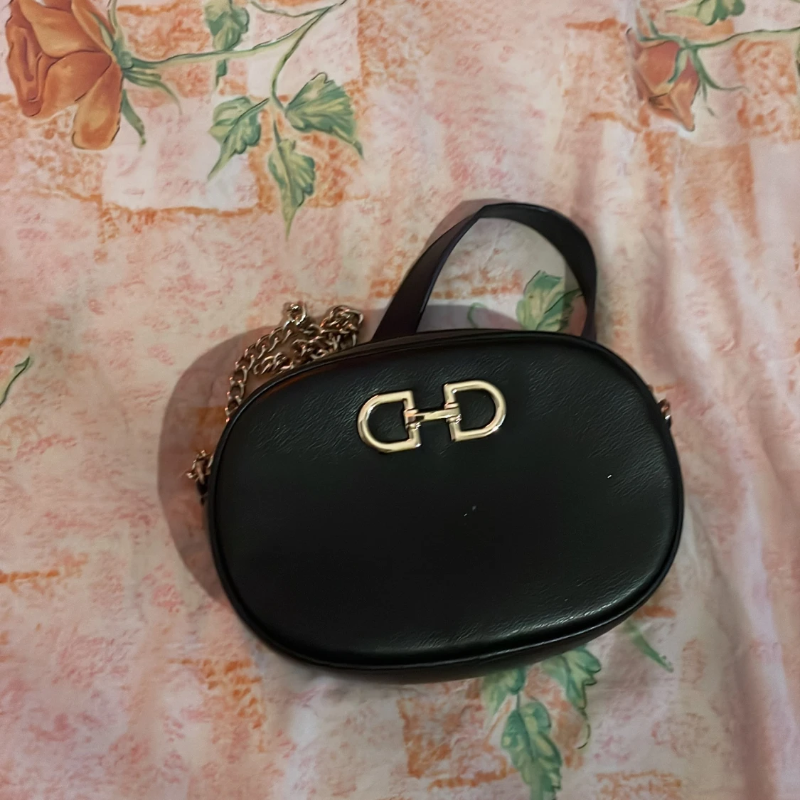 Svart axelväska från H&M med kedja - 1