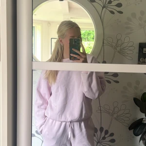 Ljusrosa mjukisset med snörning - Säljer ett rosa mjukisset från Gina Tricot! Strl M säljer för 100 kr delen! 💕💕