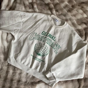 sweatshirt - I storlek S är i mycket fint skick använd ca 5 gånger. den är från madlady