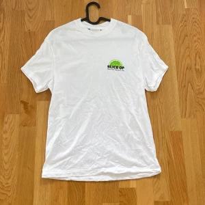 T-shirt  - Vit t-shirt. Storlek S. Med tryck fram och bak.