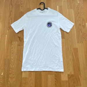 T-shirt  - Vit T-shirt med tryck fram och bak. Storlek S