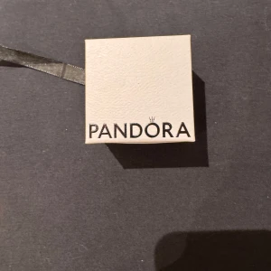 Pandora örhängen med rosett i guld - Supersöta örhängen från Pandora i form av små rosetter. De är guldpläterade med glittrande stenar som ger en lyxig känsla. Perfekta för att lyfta vilken outfit som helst med sin eleganta och lekfulla design. Helt nya aldrig använda köpte för 900kr säljes för 650