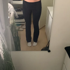 Svarta yogapants - Svarta yoga pants från Gina Tricot i stretchigt och mjukt material. Lågmidja och figurnära passform upptill som går ut i ett snyggt utsvängt ben. Perfekta till sneakers eller chunky boots.💓