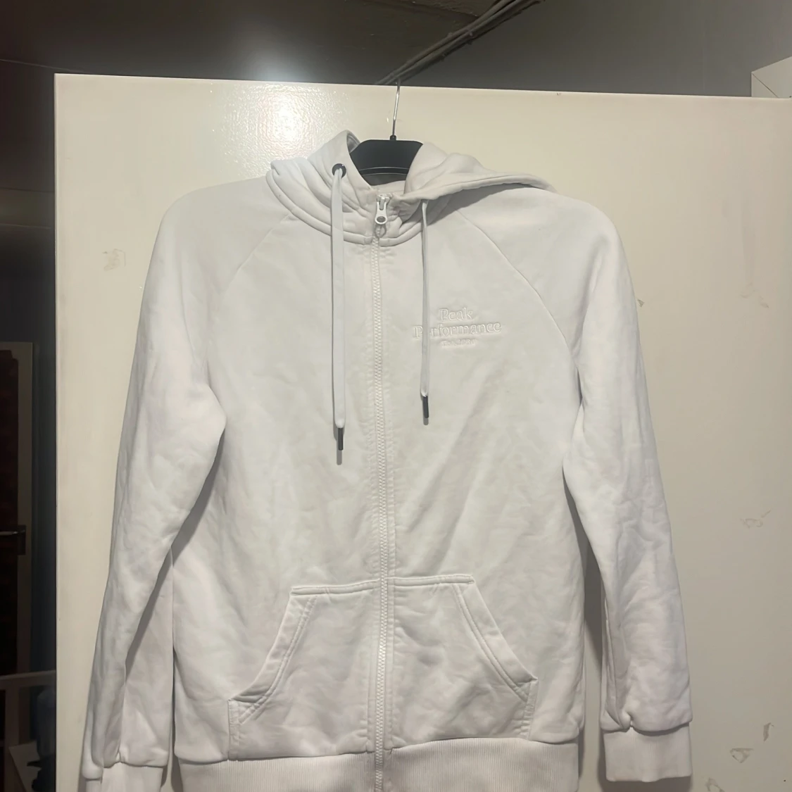 Vit hoodie från Peak Performance