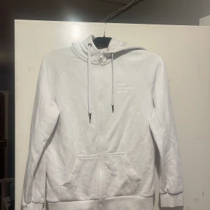 Vit hoodie från Peak Performance - Säljer En fet peak performance zip som jag har växt ur! Passar perfekt t den som är 167-175 lång