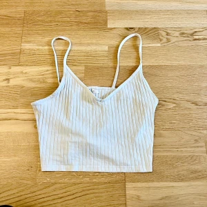 Linne - Vitt croppat linne från H&M i storlek S, i fint använt skick. Kan också passa storlek M då den är lite större i storleken🌸