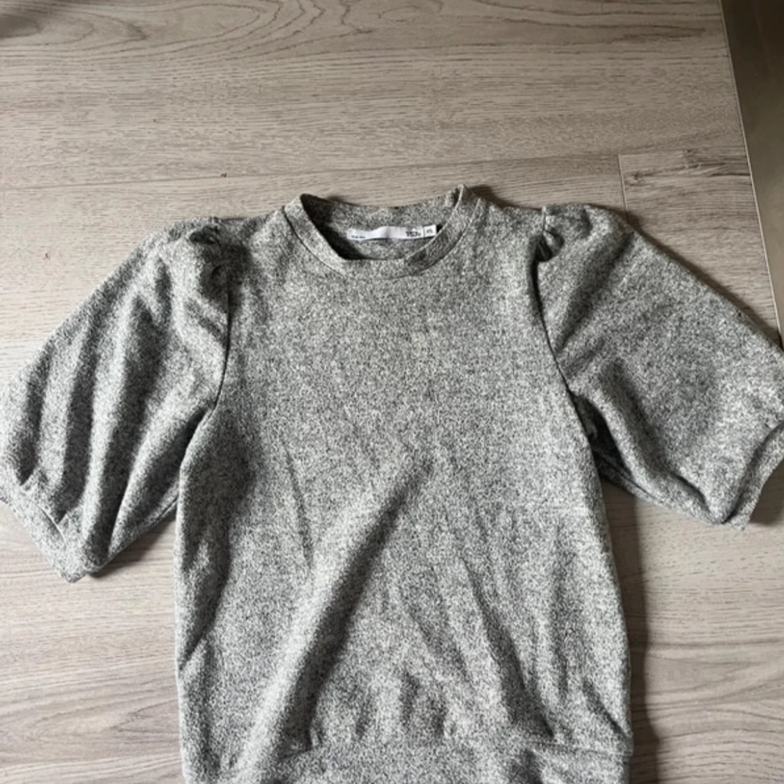 Grå tröja med puffärm