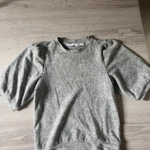 Grå tröja med puffärm - Tröja med puffärm